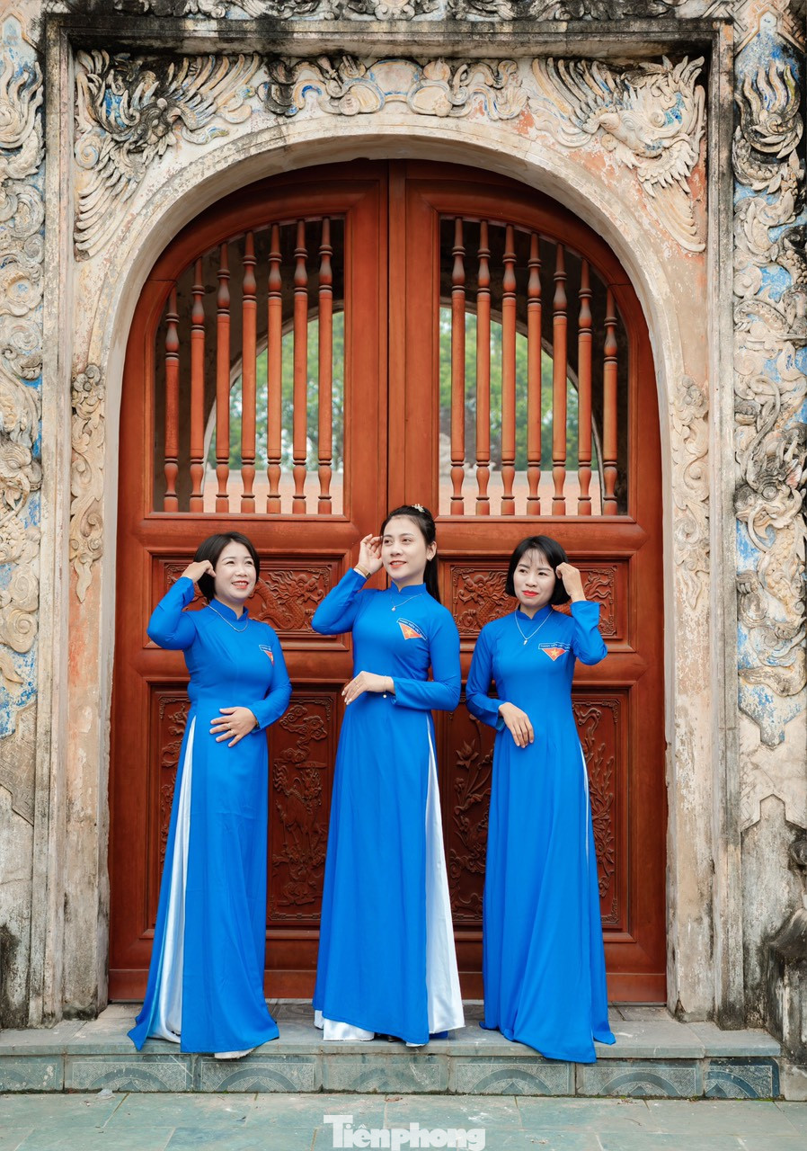 Khoác lên mình tà áo dài truyền thống, nữ cán bộ đoàn viên thanh niên toát lên vẻ duyên dáng thanh lịch.