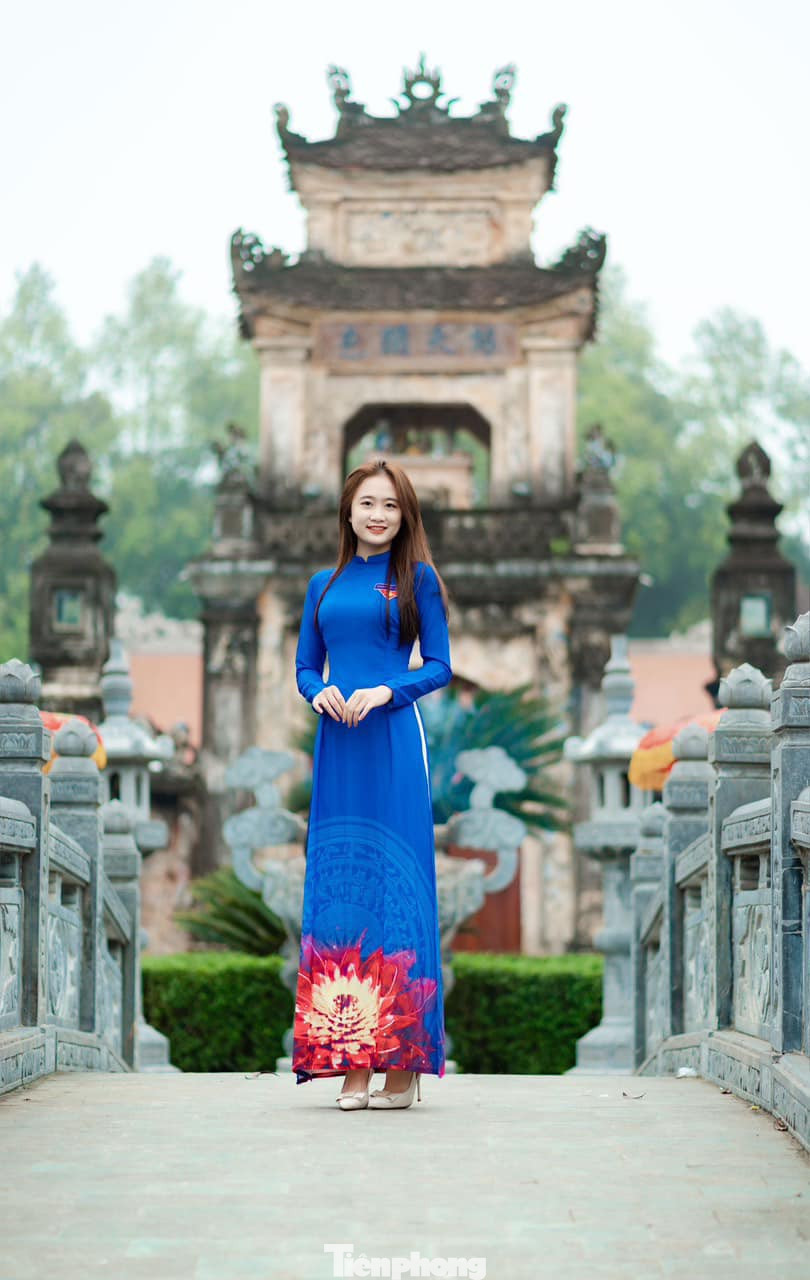 Khoác lên mình tà áo dài truyền thống, nữ cán bộ đoàn viên thanh niên toát lên vẻ duyên dáng thanh lịch.