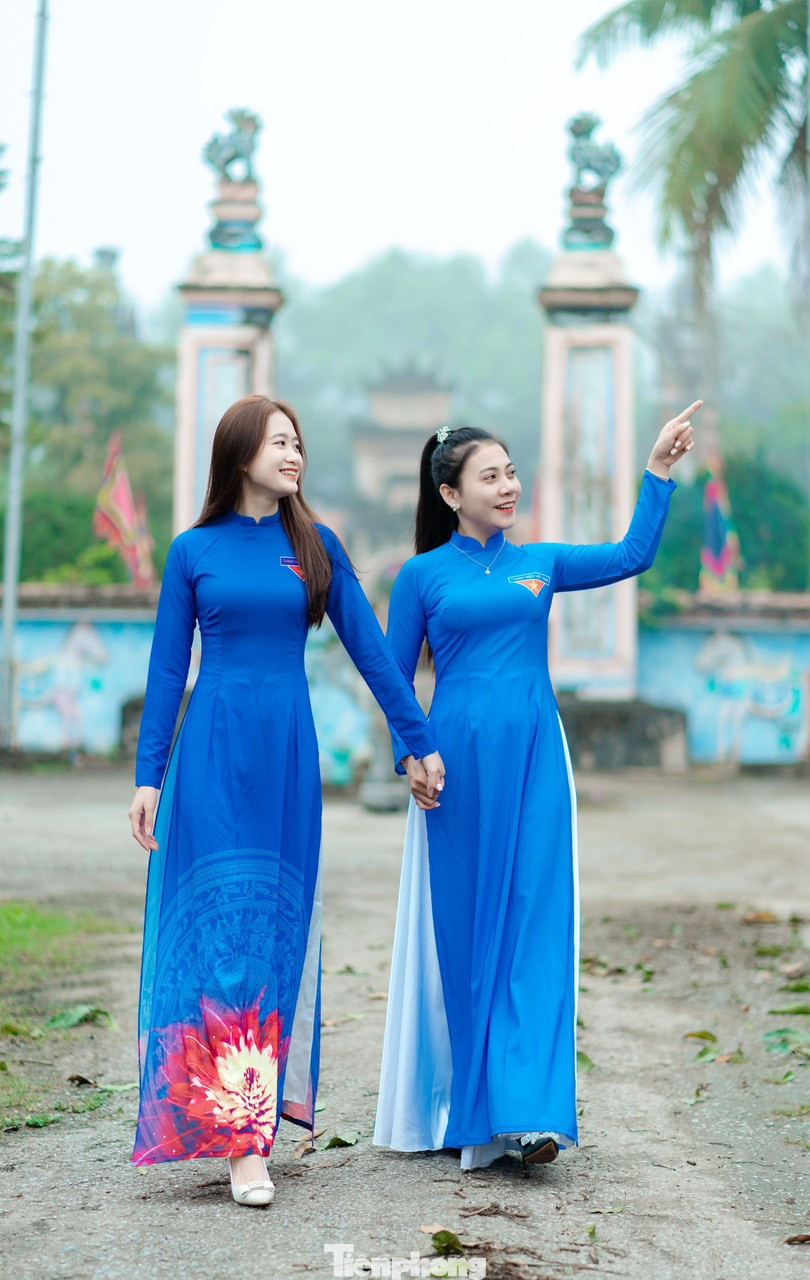 Khoác lên mình tà áo dài truyền thống, nữ cán bộ đoàn viên thanh niên toát lên vẻ duyên dáng thanh lịch.