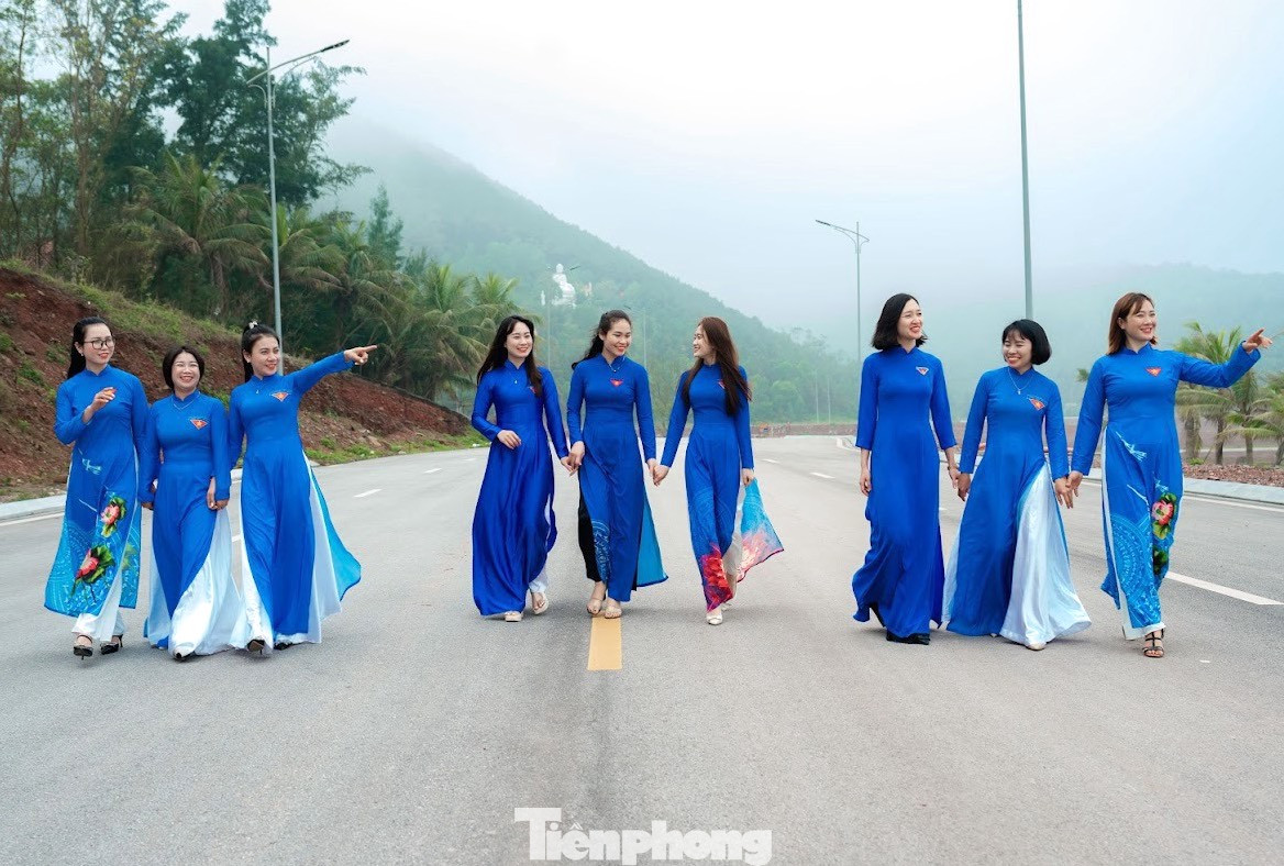 Hưởng ứng "Tuần lễ áo dài", những ngày qua các nữ cán bộ đoàn viên thanh niên huyện Nghi Lộc (Nghệ An) tự tin khoe sắc cùng tà áo dài tại nhiều địa danh trên địa bàn nhằm chia sẻ những hình ảnh đẹp, phong cảnh đẹp của địa phương.