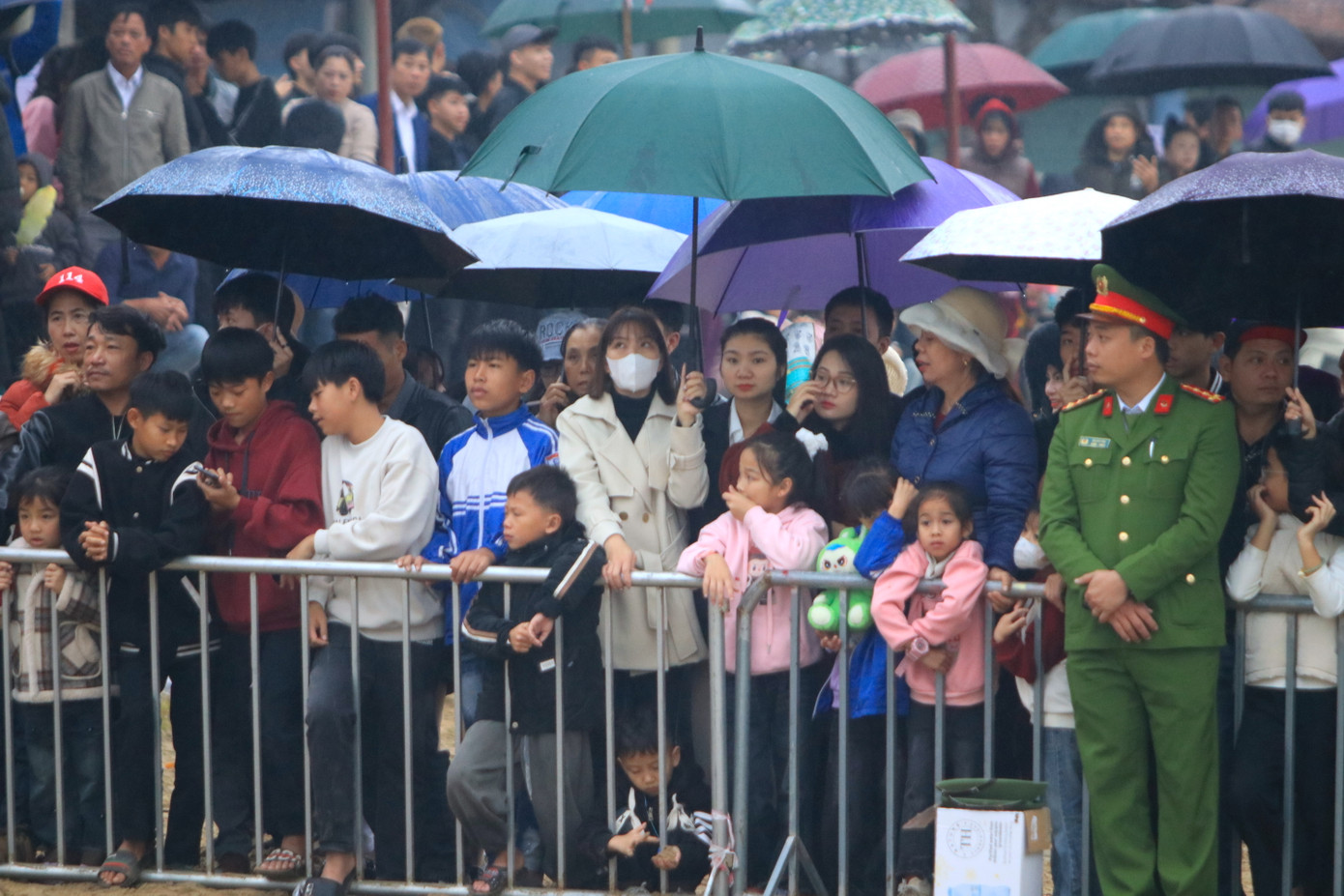 Hàng vạn du khách thập phương và người dân địa phương đến theo dõi buổi lễ. Hàng vạn du khách thập phương và người dân địa phương đến theo dõi buổi lễ.