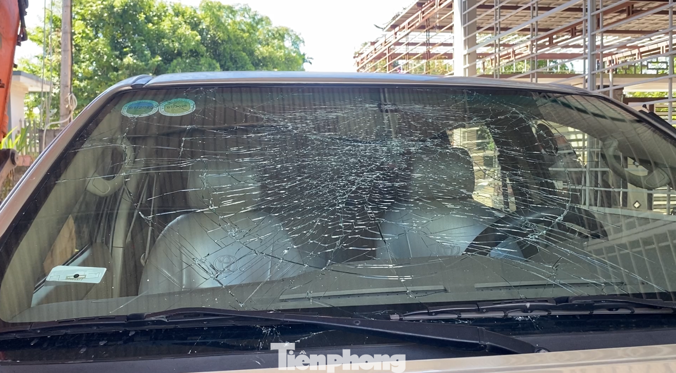 Kính lái xe ô tô của ông H. cũng bị mảnh vỡ từ vụ nổ văng trúng làm vỡ. Kính lái xe ô tô của ông H. cũng bị mảnh vỡ từ vụ nổ văng trúng làm vỡ.