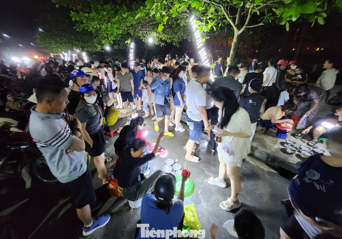 Những ngày hè, phiên chợ bán mực nháy đông tấp nập kẻ bán người mua.