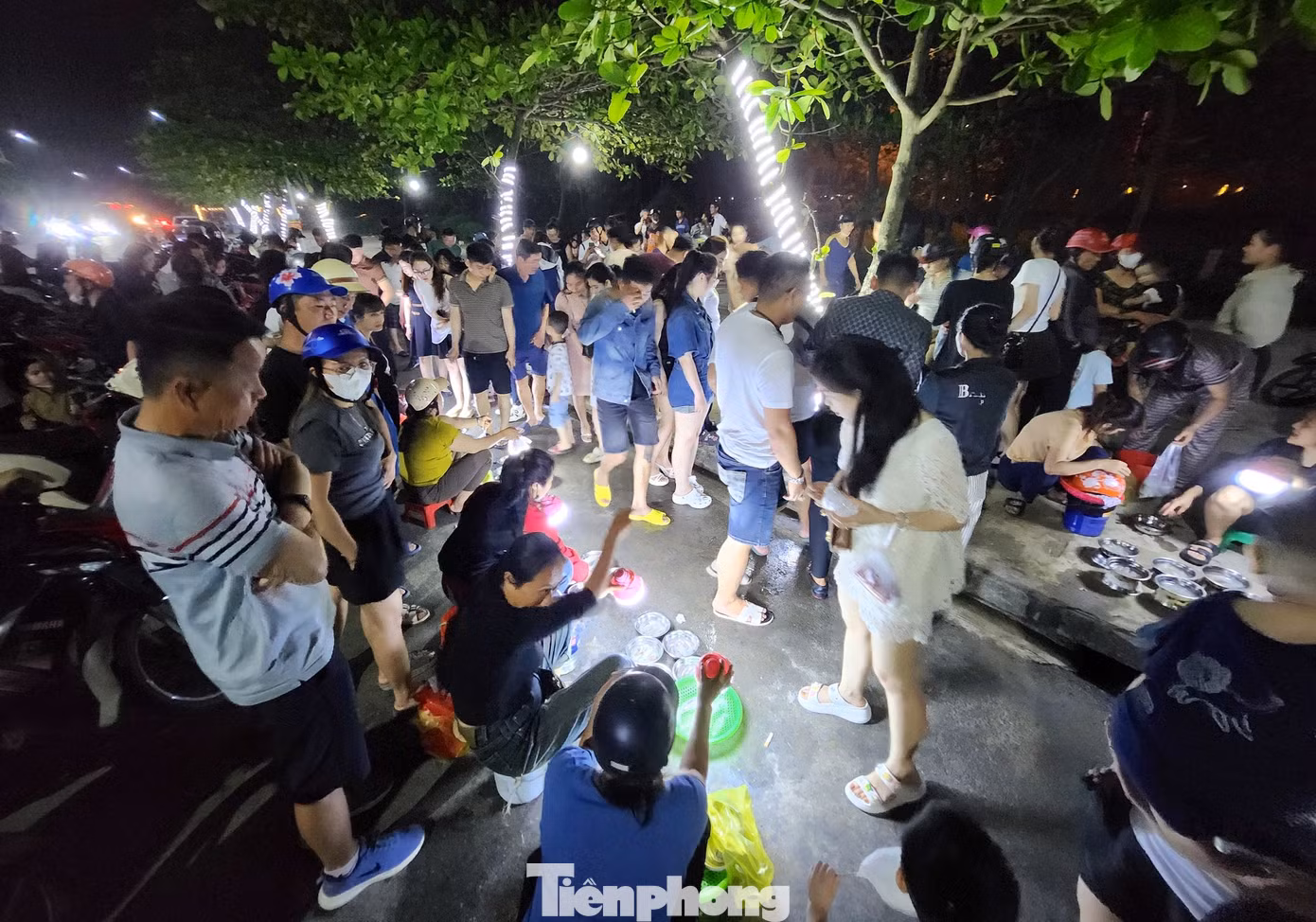 Những ngày hè, phiên chợ bán mực nháy đông tấp nập kẻ bán người mua.