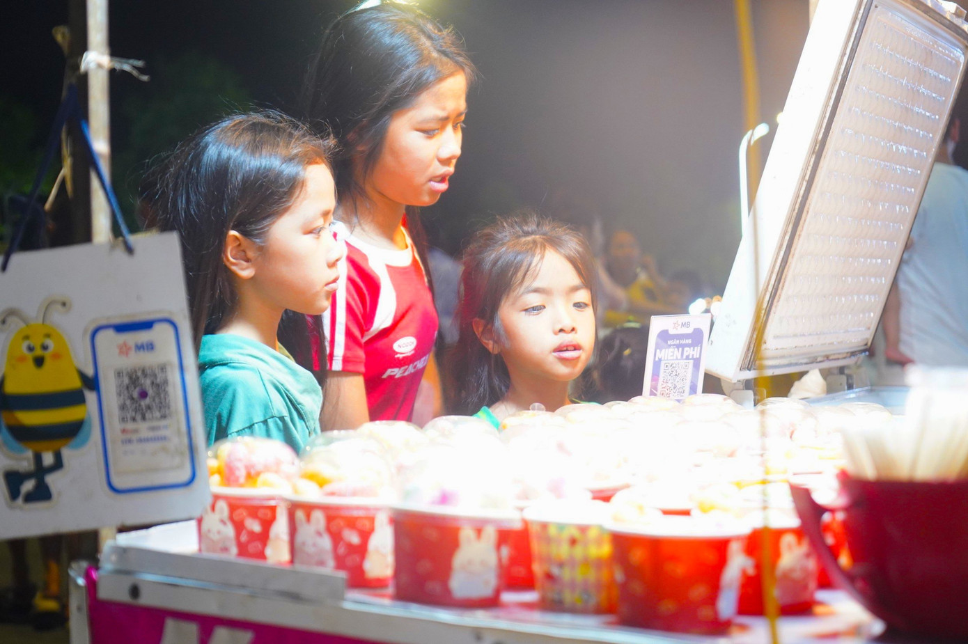 Trên toàn tuyến phố được bố trí gần 100 gian hàng phân bố theo từng khu vực bảo đảm khoa học, hợp lý để người dân và du khách đến trải nghiệm, mua sắm, vui chơi giải trí. Trên toàn tuyến phố được bố trí gần 100 gian hàng phân bố theo từng khu vực bảo đảm khoa học, hợp lý để người dân và du khách đến trải nghiệm, mua sắm, vui chơi giải trí.