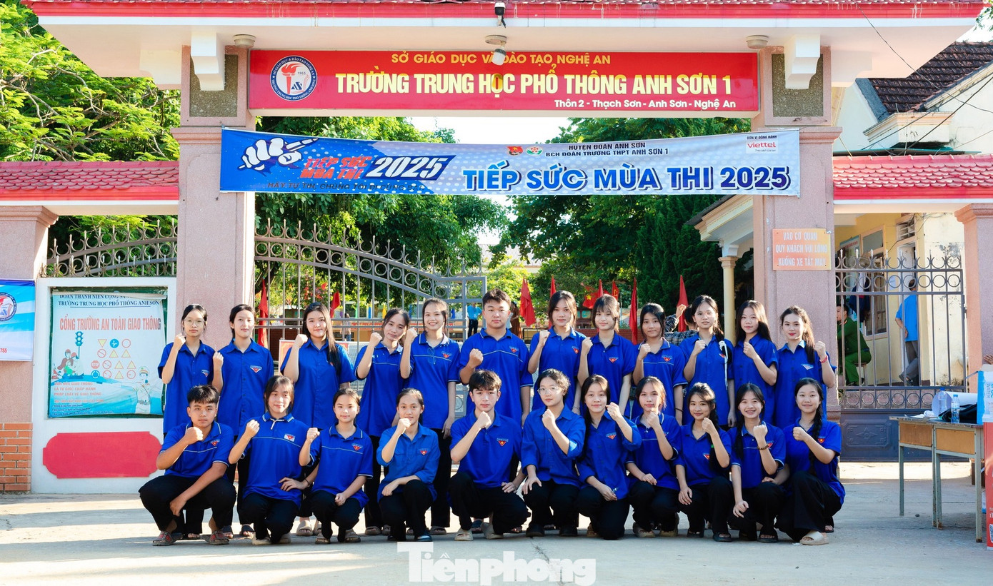 Triển khai chiến dịch “Tiếp sức mùa thi” năm 2025, toàn tỉnh Nghệ An thành lập hơn 140 đội hình thanh niên tình nguyện với hơn 2.000 đoàn viên, thanh niên thực hiện nhiều công việc hỗ trợ sĩ tử và người nhà thí sinh. Ảnh: Rạng Đông