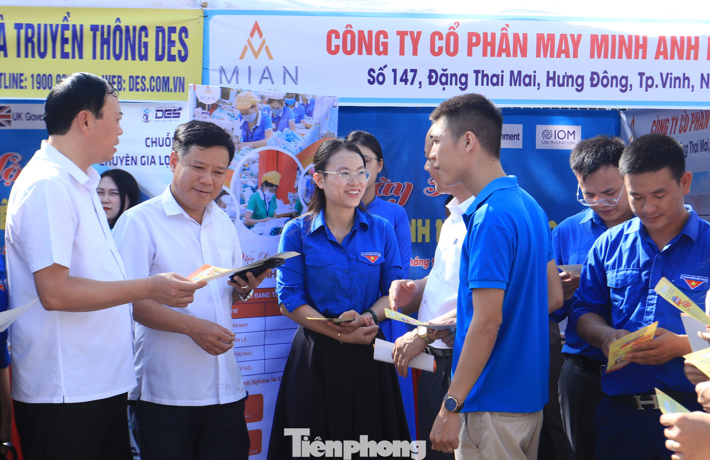 Các đại biểu tìm hiểu thông tin, vị trí việc làm dành cho các đoàn viên thanh niên ở các gian hàng giới thiệu việc làm. Các đại biểu tìm hiểu thông tin, vị trí việc làm dành cho các đoàn viên thanh niên ở các gian hàng giới thiệu việc làm.