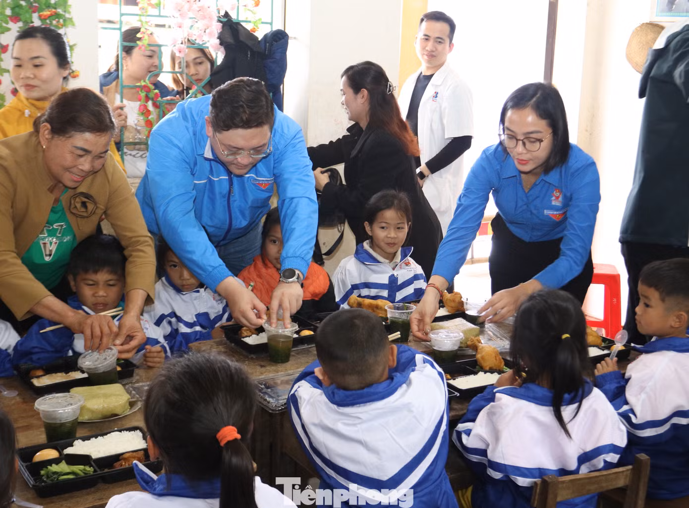 Trưa cùng ngày, Ban tổ chức chương trình đã tổ chức “Bữa cơm yêu thương” cho 66 em học sinh bán trú tại điểm trường bản Mọi. Được ăn những suất cơm ngon, đầy đủ chất dinh dưỡng nên em nào cũng ăn ngon trong niềm vui.