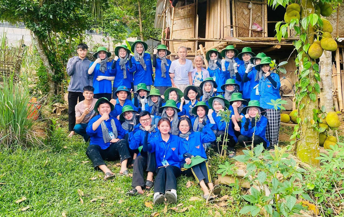 &quot;Đây là một hoạt động thiết thực, có ý nghĩa rất lớn. Qua hoạt động, chúng em có thể hỗ trợ các gia đình khó khăn hoàn thành mùa vụ đúng hạn. Ngoài ra, khi tham gia hoạt động này cũng giúp các bạn có thêm trải nghiệm sống, hiểu được sự vất vả, khó nhọc của người nông dân. Dù vất vả, mệt nhọc nhưng chúng em đều thấy vui và tự hào khi được đóng góp một phần sức lực nhỏ bé của mình cho mùa vụ của bà con tại xã Mường Quàng&quot;, Đội trưởng Quang Thị Hương Trà nói.