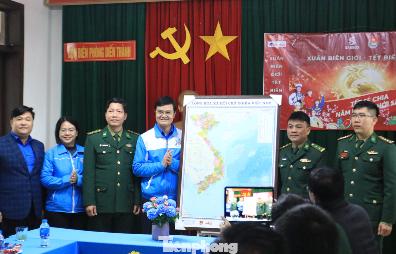 “Đoàn công tác đến thăm và chúc Tết các cán bộ trong đơn vị. Mong các cán bộ, chiến sỹ trong năm mới tiếp tục thực hiện tốt các nhiệm vụ huấn luyện, sẵn sàng chiến đấu, các nhiệm vụ công tác dân vận nói chung. Chúc các đồng chí có nhiều sức khỏe, hạnh phúc, thành công và hoàn thành xuất sắc mọi nhiệm vụ mà Đảng và Nhà nước đã tin tưởng giao phó cho lực lượng Biên phòng của chúng ta. Chúc một năm mới thật sự thành công đối với lực lượng biên phòng và cũng như Đồn Biên phòng Diễn Thành”, anh Bùi Quang Huy chia sẻ tại buổi tặng quà.