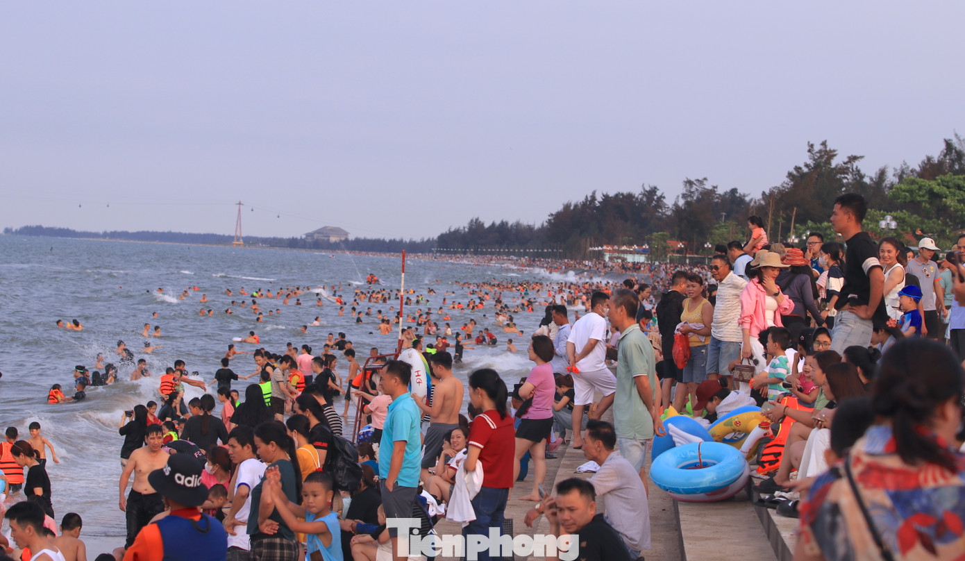 Bờ cát biển Cửa Lò chật kín du khách. Bờ cát biển Cửa Lò chật kín du khách.