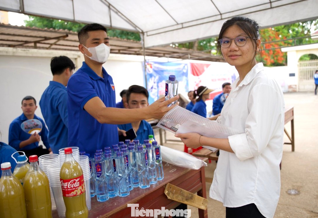Tiếp nước cho các em học sinh trước khi vào phòng làm bài thi.