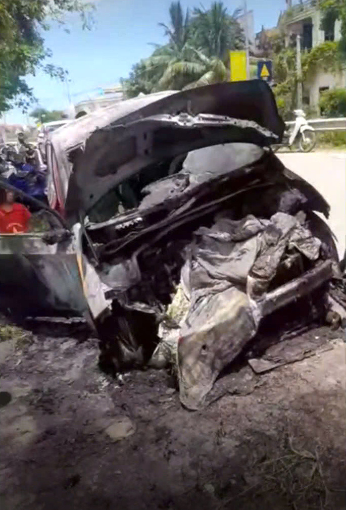 Chỉ trong ít phút, chiếc xe đã bị thiêu cháy hoàn toàn phần đầu xe. Chỉ trong ít phút, chiếc xe đã bị thiêu cháy hoàn toàn phần đầu xe.