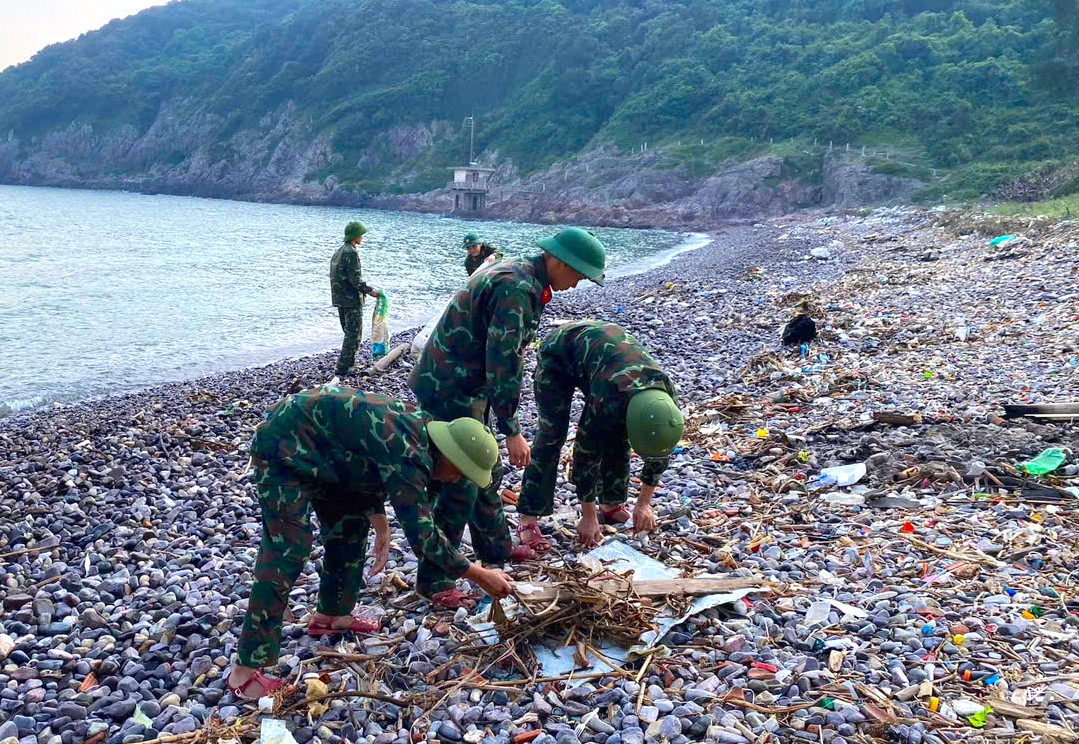 Việc duy trì thường xuyên mô hình "Ngày chủ nhật xanh" vừa góp phần tạo môi trường xanh -sạch - đẹp cho đơn vị, vừa là dịp để các đoàn viên đoàn kết hơn, nêu cao ý thức bảo vệ môi trường biển.