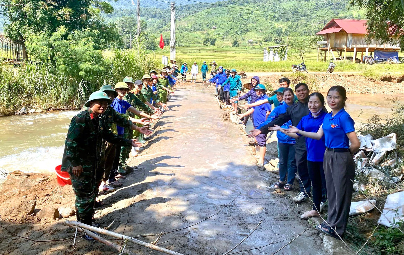 &quot;Chi phí làm lại cầu tràn hết hơn 25 triệu đồng. Đây cũng chỉ là cây cầu tạm. Về lâu dài người dân mong muốn có một cây cầu kiên cố để các em học sinh có thể an tâm đến trường&quot;, Bí thư Đoàn xã Tri Lễ Hà Đức Thịnh nói.