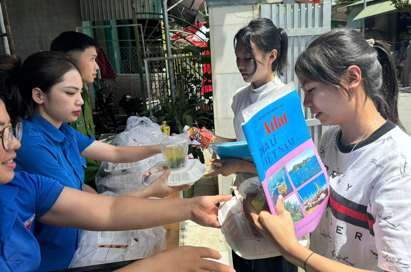 "Chúng em đi thi xa nhà, hai ngày nay được các anh chị đoàn viên nấu cơm rồi trao tặng chúng em rất vui. Cơm rất ngon và đầy đủ chất dinh dưỡng", em Lương Thị Xuân (trú huyện Tương Dương) chia sẻ. "Chúng em đi thi xa nhà, hai ngày nay được các anh chị đoàn viên nấu cơm rồi trao tặng chúng em rất vui. Cơm rất ngon và đầy đủ chất dinh dưỡng", em Lương Thị Xuân (trú huyện Tương Dương) chia sẻ.