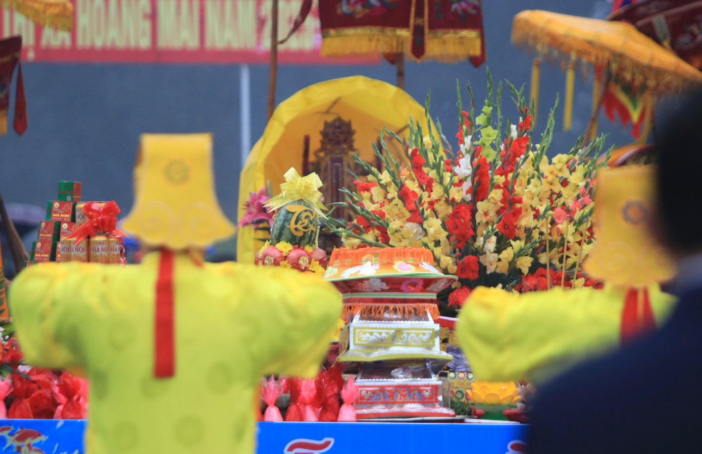 Các nghi thức trong buổi lễ được thực hiện trang nghiêm theo đúng phong tục. Các nghi thức trong buổi lễ được thực hiện trang nghiêm theo đúng phong tục.