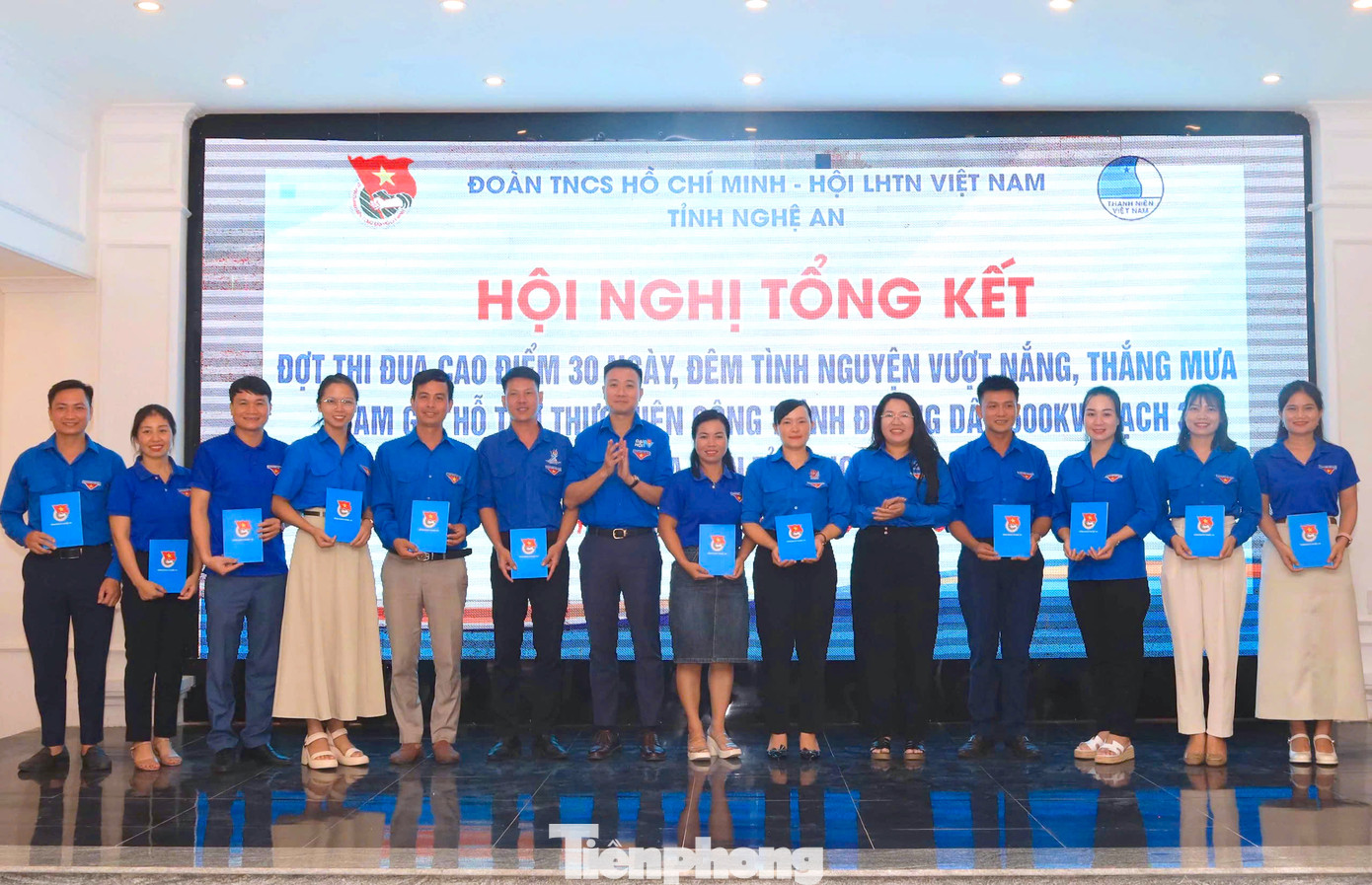 Dịp này, Tỉnh Đoàn, Hội Liên hiệp thanh niên tỉnh Nghệ An cũng đã trao tặng nhiều phần quà cho Bí thư Đoàn các xã có hoạt động tích cực trong quá trình triển khai dự án. Dịp này, Tỉnh Đoàn, Hội Liên hiệp thanh niên tỉnh Nghệ An cũng đã trao tặng nhiều phần quà cho Bí thư Đoàn các xã có hoạt động tích cực trong quá trình triển khai dự án.