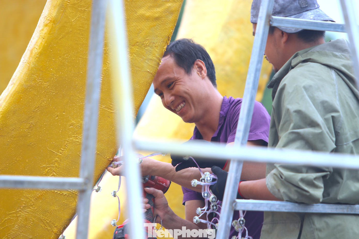 Bông sen vàng đang được các công nhân cấp tập hoàn thiện để kịp ngày lễ lớn của thành phố.