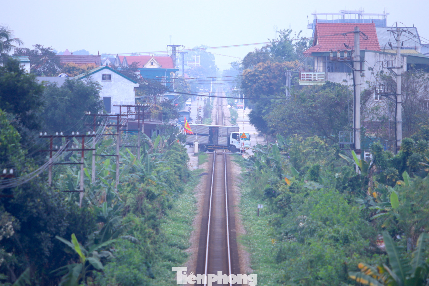 Ngoài ra, Công an tỉnh Nghệ An cũng đề nghị xóa bỏ 83 lối đi tự mở có nguy cơ cao xảy ra tai nạn giao thông; Nâng cấp 12 lối đi tự mở có mật độ tham gia giao thông cao thành đường ngang có gác chắn, cảnh báo tự động.