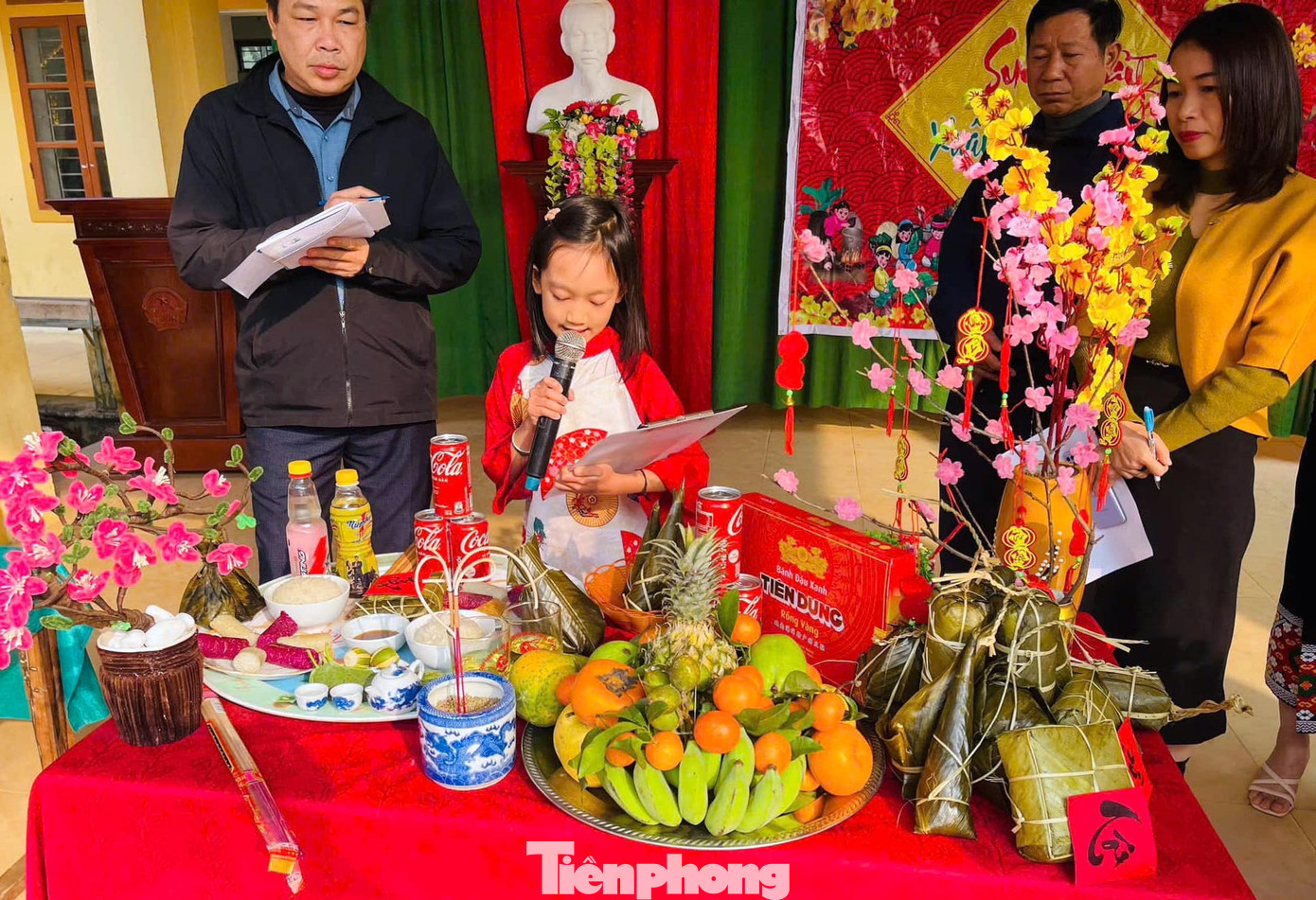 Các em học sinh sẽ thuyết trình, giới thiệu mâm cỗ của lớp mình để ban giám khảo chấm điểm. Cuối buổi, ban giám khảo sẽ trao giải cho các đội thi đạt giải.