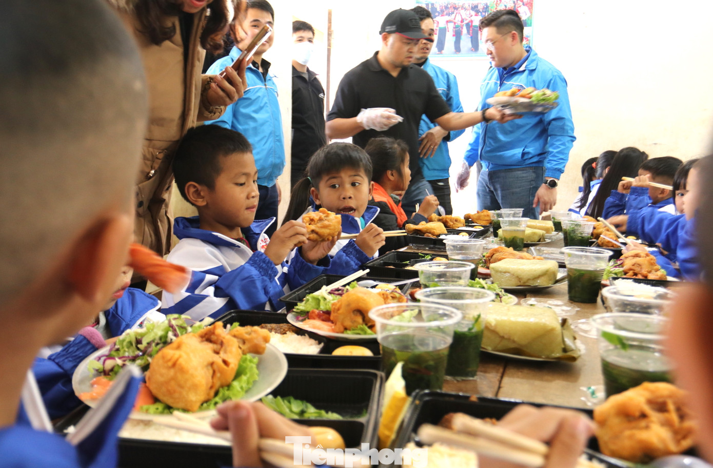 Trưa cùng ngày, Ban tổ chức chương trình đã tổ chức “Bữa cơm yêu thương” cho 66 em học sinh bán trú tại điểm trường bản Mọi. Được ăn những suất cơm ngon, đầy đủ chất dinh dưỡng nên em nào cũng ăn ngon trong niềm vui.