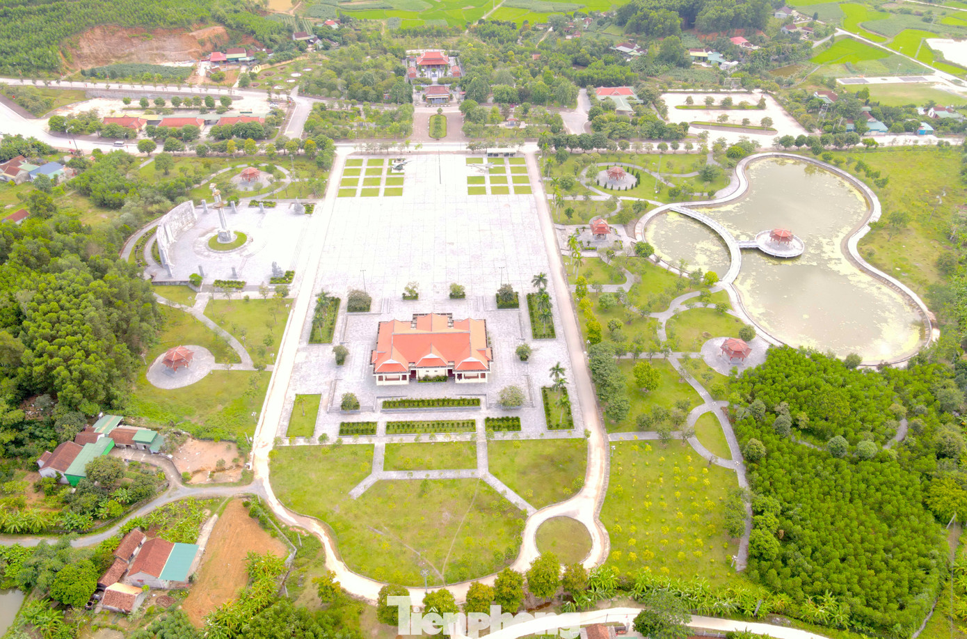 Khu Di tích lịch sử Quốc gia Truông Bồn nằm trên quốc lộ 15A, thuộc xã Mỹ Sơn (huyện Đô Lương, tỉnh Nghệ An). Nơi đây đã có 1.240 chiến sĩ hy sinh. Trong đó có 13 chiến sĩ thanh niên xung phong của tiểu đội 2, Đại đội 317 đã ngã xuống vì độc lập tự do của Tổ quốc vào sáng 31/10/1968. Nhân kỷ niệm 77 năm ngày Thương binh - Liệt sĩ, hàng nghìn du khách thập phương đã hành hương về đây để tưởng nhớ, tri ân các anh hùng liệt sĩ.