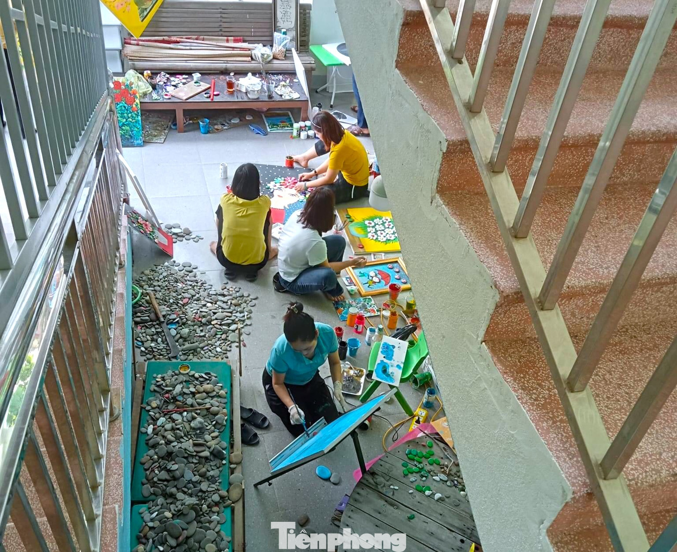 Khoảng không gian dưới gầm cầu thang của trường được các cô giáo tận dụng để làm "kho" đựng nguyên vật liệu và làm không gian sáng tạo tranh.