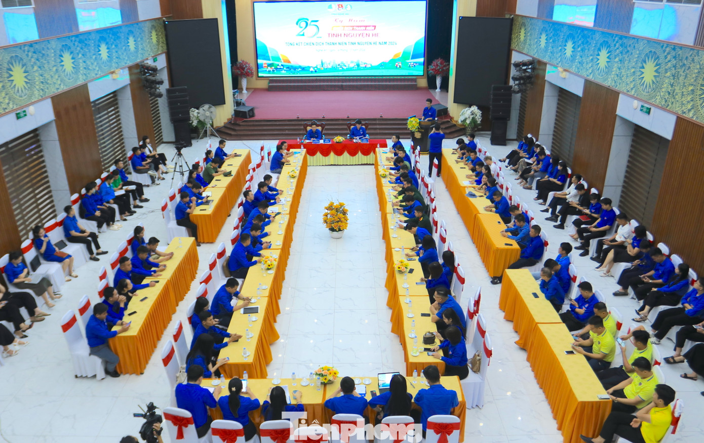 Toàn cảnh chương trình kỷ niệm 25 năm Chiến dịch Thanh niên tình nguyện Hè. Toàn cảnh chương trình kỷ niệm 25 năm Chiến dịch Thanh niên tình nguyện Hè.