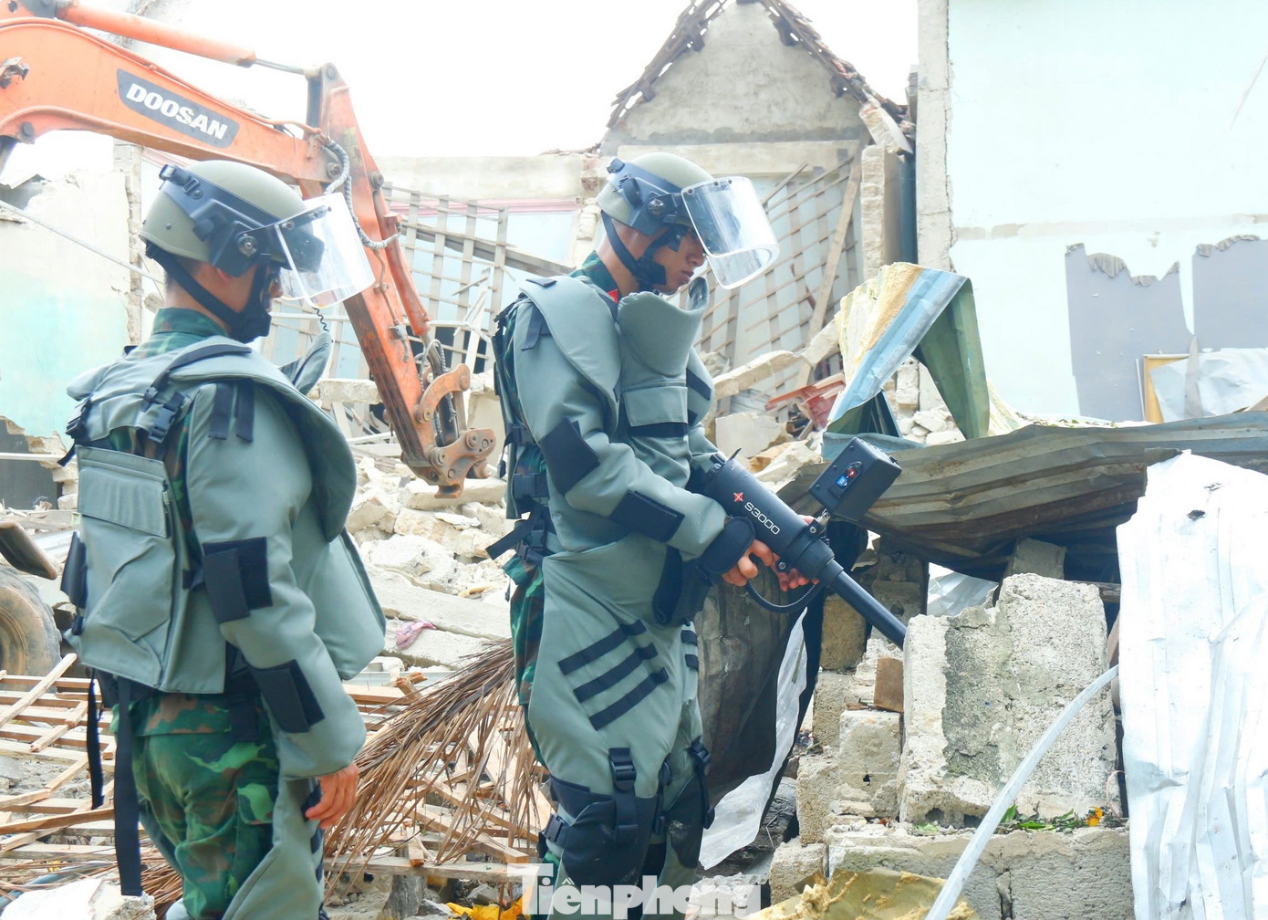 Mọi ngóc ngách, từng vị trí nhỏ tại hiện trường đều được lực lượng chức năng sử dụng thiết bị hiện đại rà soát, kiểm tra kỹ càng. Mọi ngóc ngách, từng vị trí nhỏ tại hiện trường đều được lực lượng chức năng sử dụng thiết bị hiện đại rà soát, kiểm tra kỹ càng.