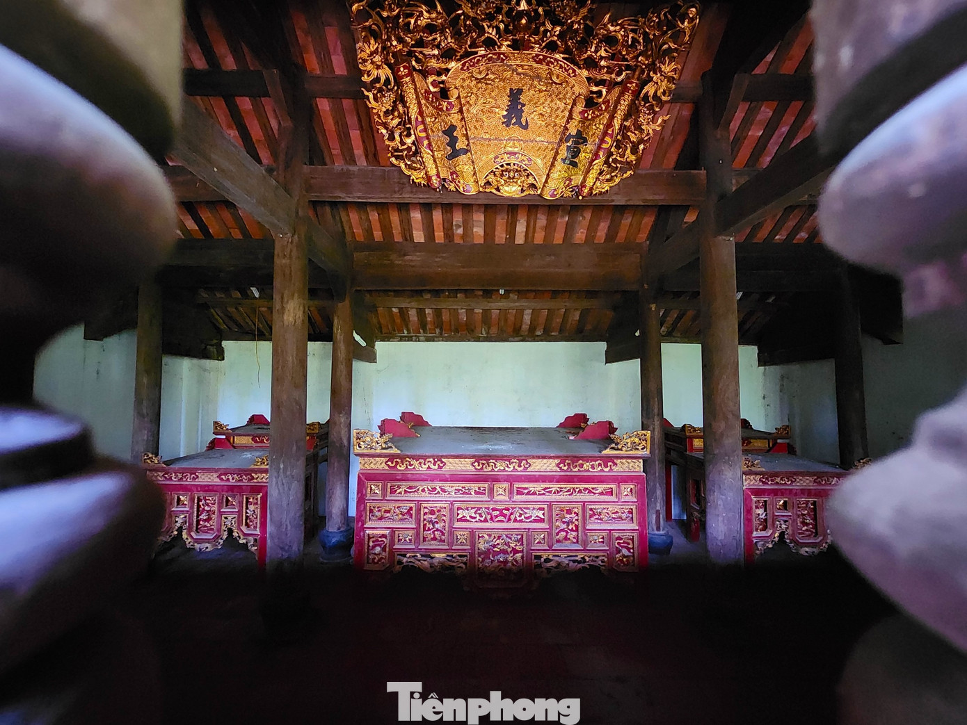 Một cơ sở tôn giáo bị bỏ hoang ngay dưới lưng chừng chân núi Lam Thành.