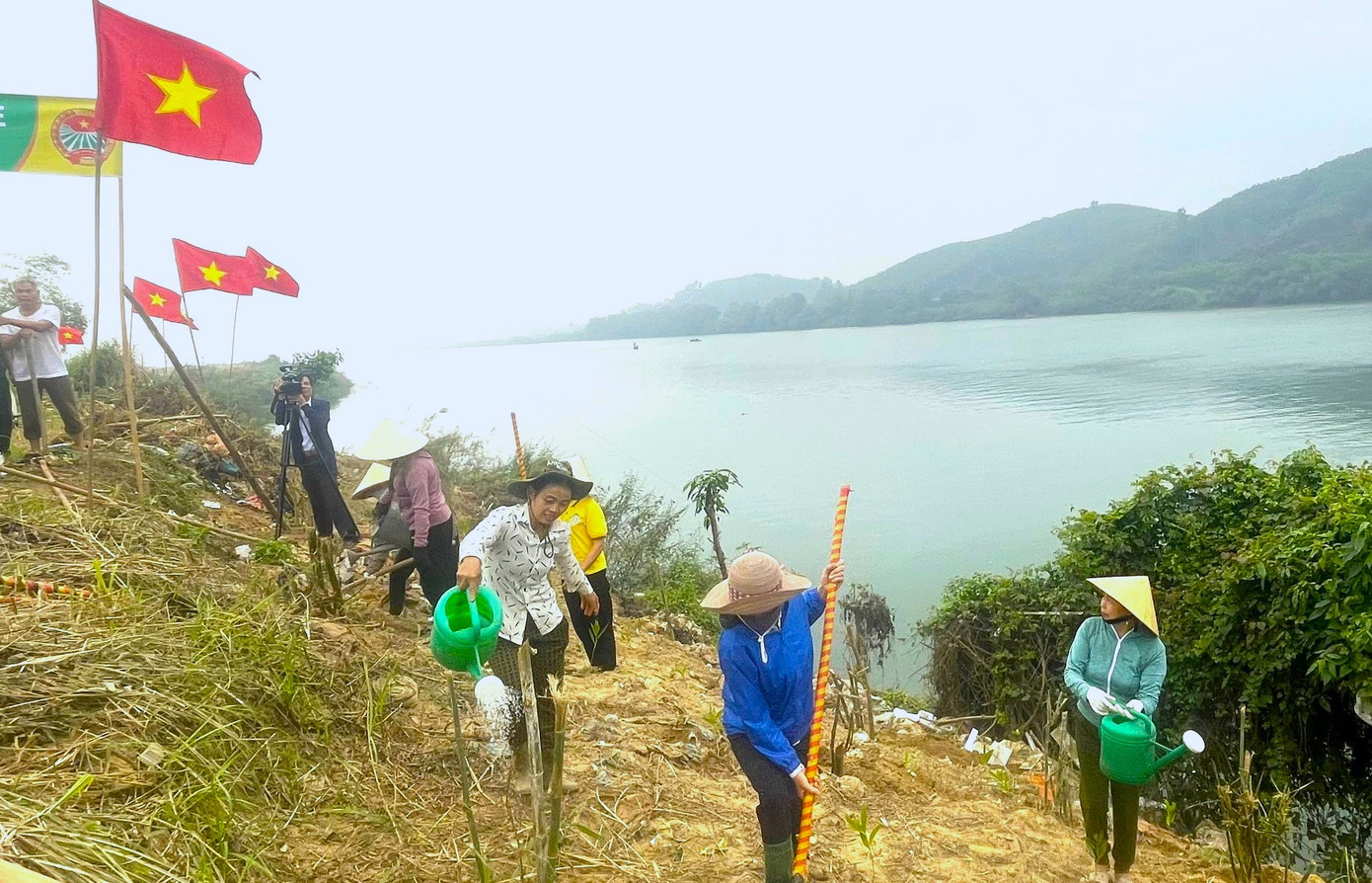 Cán bộ, người dân tiến hành trồng và chăm sóc những gốc tre để tạo thành bờ kè sinh thái vững chắc. Ảnh: Thái Hiền Cán bộ, người dân tiến hành trồng và chăm sóc những gốc tre để tạo thành bờ kè sinh thái vững chắc. Ảnh: Thái Hiền