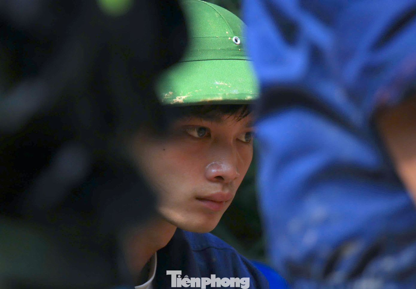 Nhiều ngày lội suối tìm kiếm các nạn nhân mất tích và trục vớt xe gặp nạn.