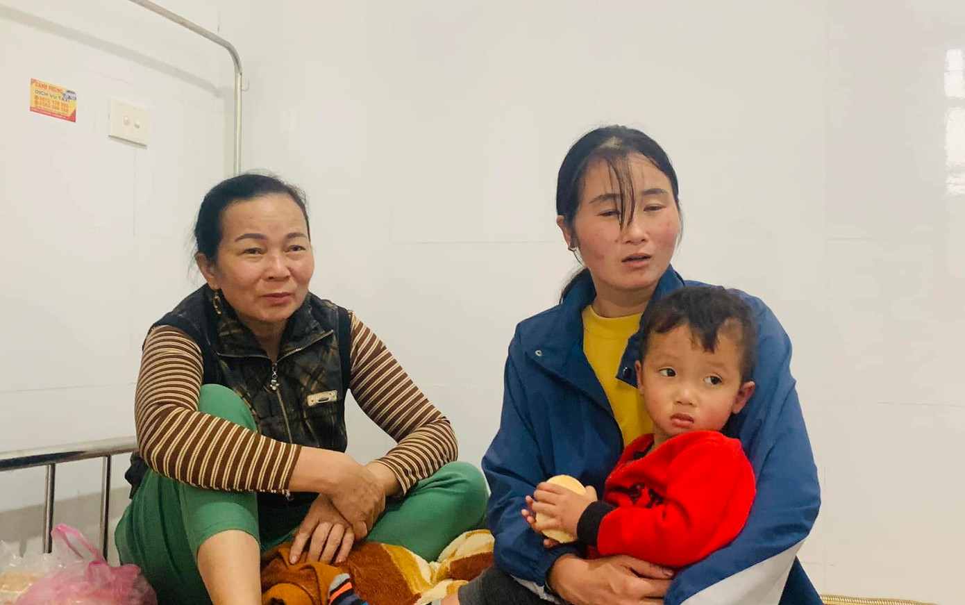 Cháu Phúc An cùng mẹ và những người tìm thấy cháu hiện đang ở Trạm Y tế phường Quỳnh Xuân. Cháu Phúc An cùng mẹ và những người tìm thấy cháu hiện đang ở Trạm Y tế phường Quỳnh Xuân.