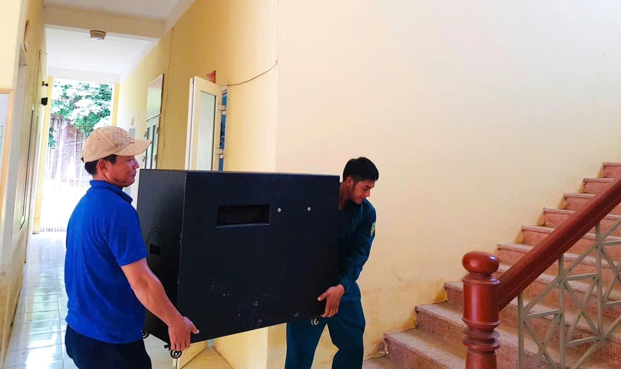 Chị Nguyễn Thị Phương Thúy - Bí thư Tỉnh Đoàn Nghệ An chia sẻ, dù cơn bão số 3 không trực tiếp vào tỉnh Nghệ An, tuy nhiên do ảnh hưởng của hoàn lưu bão nên trên địa bàn được dự báo có mưa lớn. Bí thư Tỉnh Đoàn Nghệ An biểu dương sự chủ động tích cực của các đơn vị trong việc tham gia hỗ trợ người dân ứng phó bão số 3 trong những ngày qua và yêu cầu các đội hình tình nguyện, đặc biệt những nơi cảnh báo có nguy cơ cao về mưa lũ, sạt lở, lũ quét... tiếp tục củng cố các Đội Thanh niên tình nguyện xung kích, sẵn sàng theo phương châm “4 tại chỗ”, tham gia công tác hỗ trợ theo chỉ đạo của Ban Chỉ huy phòng, chống thiên tai và tìm kiếm cứu nạn các cấp.