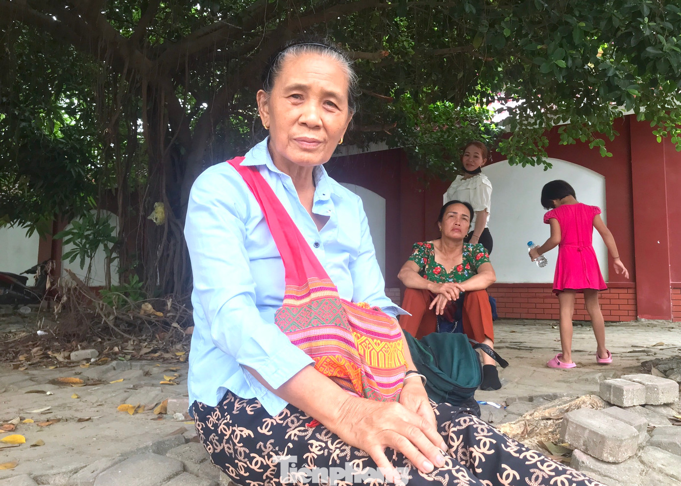 Ngồi dưới gốc cây trước cổng trường, bà Vi Thị Tơm (SN 1959, trú tại xã Yên Na, huyện Tương Dương, tỉnh Nghệ An) cho hay, cháu nội của bà là Lương Văn Điền học tại trường Phổ thông Dân tộc nội trú THPT số 1 Nghệ An. Nghe tin cháu thi kỳ thi quan trọng, sáng 27/6, bà Tơm đã bắt xe xuống trường để động viên. Đây cũng là lần đầu tiên bà Tơm xuống thành phố Vinh và xuống trường để thăm cháu. “Cháu học 3 năm rồi, lúc nào cũng đạt học sinh giỏi. Bữa nay, bố mẹ cháu đều bận việc nên tôi quyết định bắt xe xuống động viên cháu cho đỡ tủi thân. Cháu mơ ước vào trường Học viện lục quân. Tôi mong rằng cháu mình sẽ thi và làm bài tốt để đạt được ước mơ của mình”, bà Vi Thị Tơm chia sẻ.