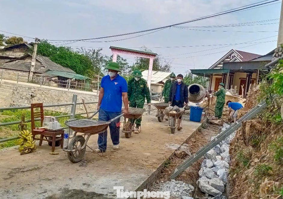 Đoàn xã Keng Đu (huyện Kỳ Sơn) phối hợp với Chi đoàn Đồn Biên phòng Keng Đu và Chi đoàn Công an xã hỗ trợ kè đá chống sạt lở nền nhà tại bản Huồi Phuôn 2. Kè đá giúp bảo vệ móng nhà, giảm nguy cơ sạt lở, đảm bảo cho người dân sinh sống ổn định.