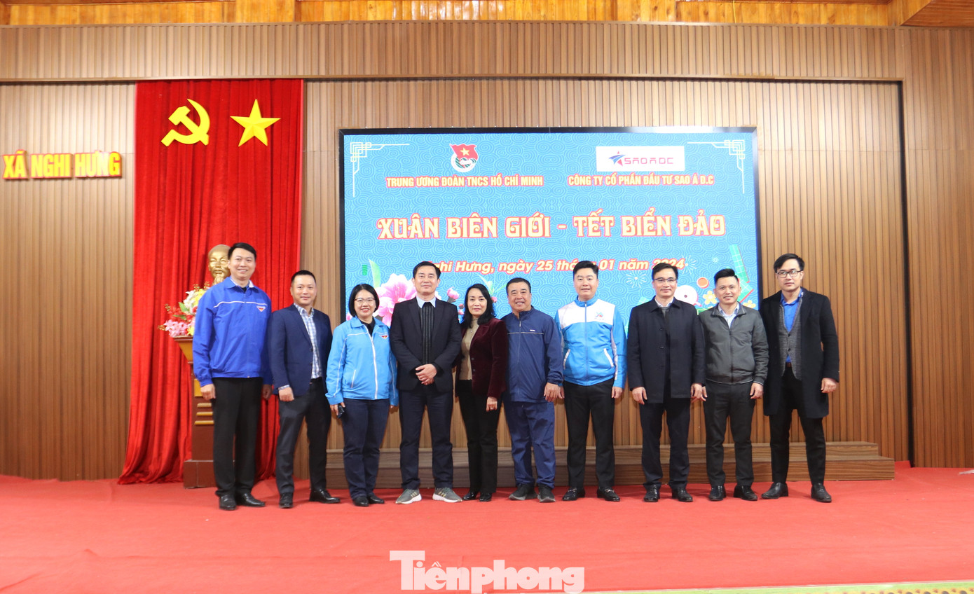 Các đại biểu chụp ảnh lưu niệm chương trình "Xuân biên giới - Tết biển đảo" 2024. Các đại biểu chụp ảnh lưu niệm chương trình "Xuân biên giới - Tết biển đảo" 2024.