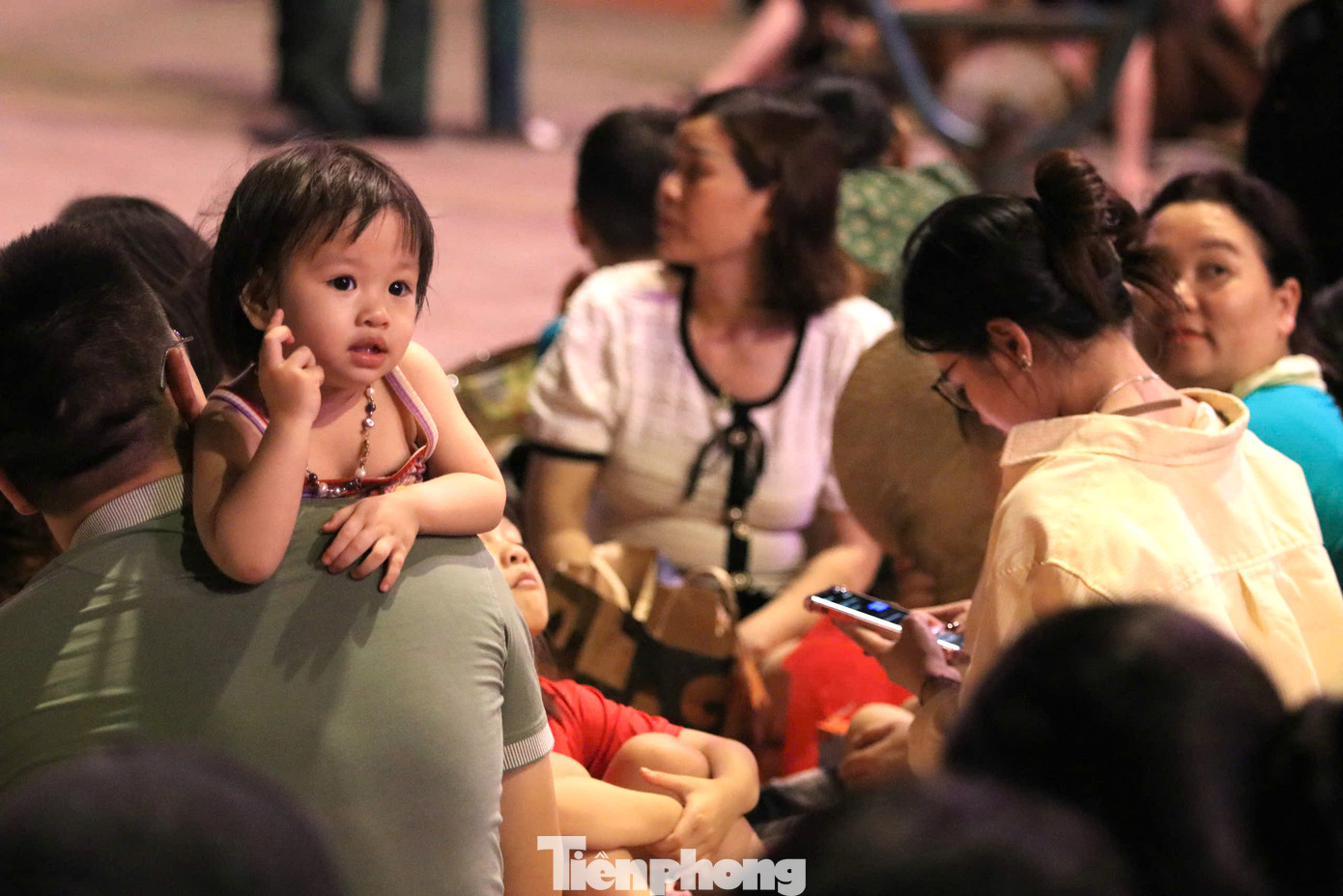 Du khách ngồi chờ xem chương trình nghệ thuật và màn bắn pháo hoa tầm cao đặc biệt.