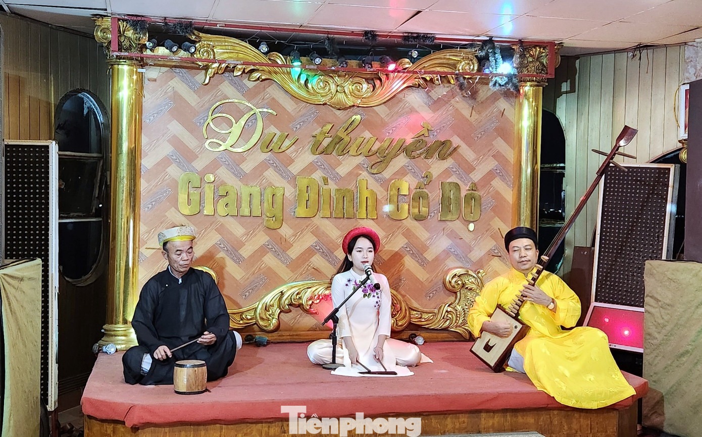 Đặc biệt khi ngồi trên du thuyền, du khách còn được nghe những làn điệu ca trù, dân ca ví, giặm Nghệ Tĩnh - 2 loại hình nghệ thuật được UNESCO công nhận là di sản văn hóa phi vật thể của nhân loại.