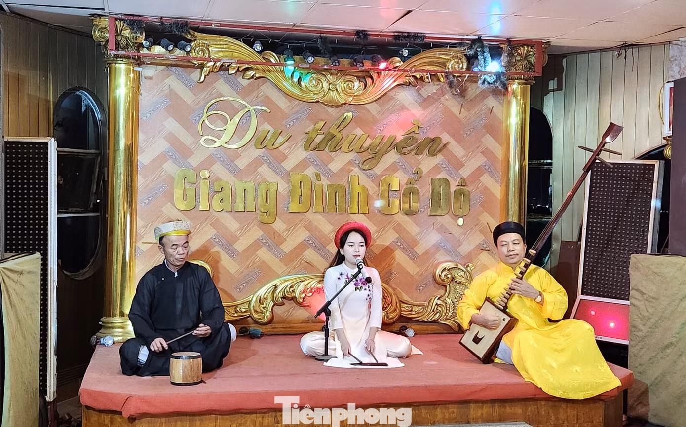 Đặc biệt khi ngồi trên du thuyền, du khách còn được nghe những làn điệu ca trù, dân ca ví, giặm Nghệ Tĩnh - 2 loại hình nghệ thuật được UNESCO công nhận là di sản văn hóa phi vật thể của nhân loại. Đặc biệt khi ngồi trên du thuyền, du khách còn được nghe những làn điệu ca trù, dân ca ví, giặm Nghệ Tĩnh - 2 loại hình nghệ thuật được UNESCO công nhận là di sản văn hóa phi vật thể của nhân loại.