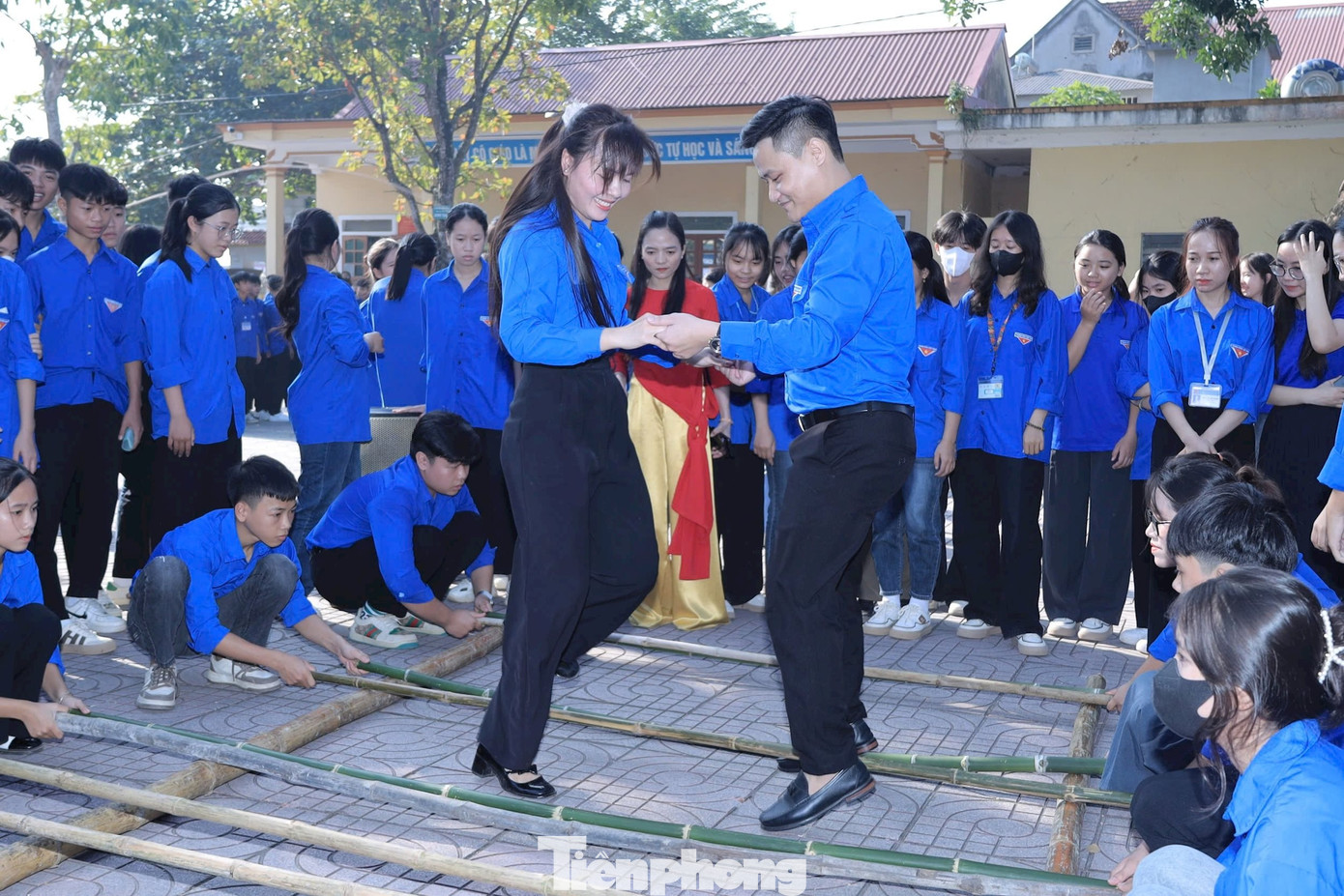 Các đại biểu, khách mời và đoàn viên thanh niên tham gia múa sạp tại diễn đàn.