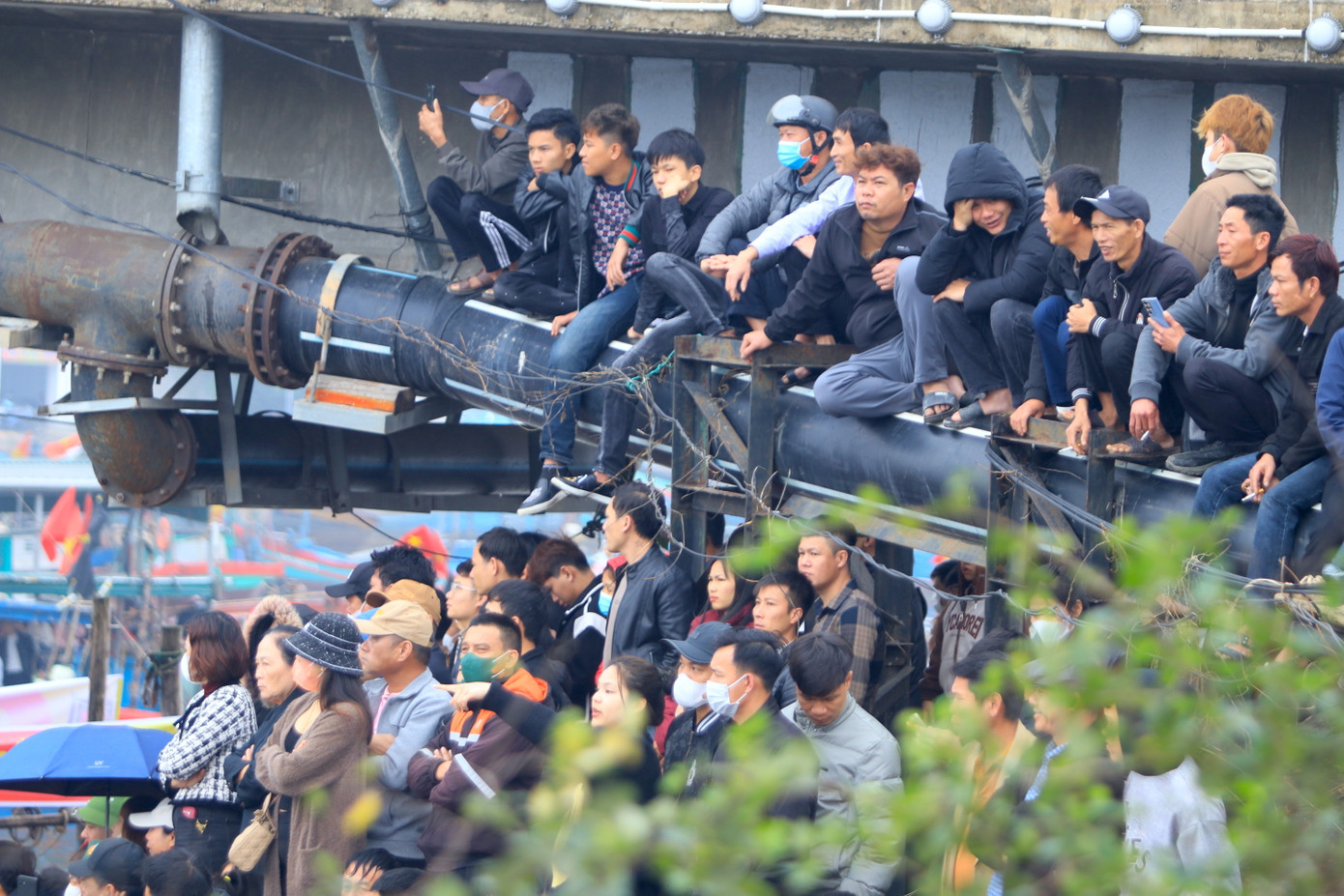 Ai cũng chọn vị trí đẹp nhất để xem các đội đua tranh tài.