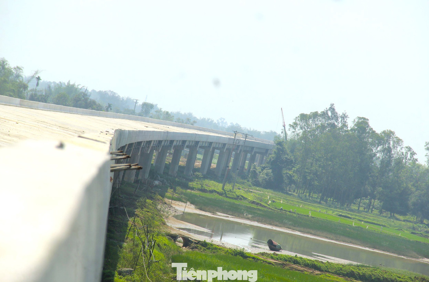 Ngoài 4 cây cầu cạn khủng nối liền nhau qua hầm Thần Vũ, tại cầu Hưng Đức trên sông Lam nối 2 tỉnh Nghệ An và Hà Tĩnh cũng có những cây cầu vượt cạn khủng nằm 2 đầu. Ngoài 4 cây cầu cạn khủng nối liền nhau qua hầm Thần Vũ, tại cầu Hưng Đức trên sông Lam nối 2 tỉnh Nghệ An và Hà Tĩnh cũng có những cây cầu vượt cạn khủng nằm 2 đầu.