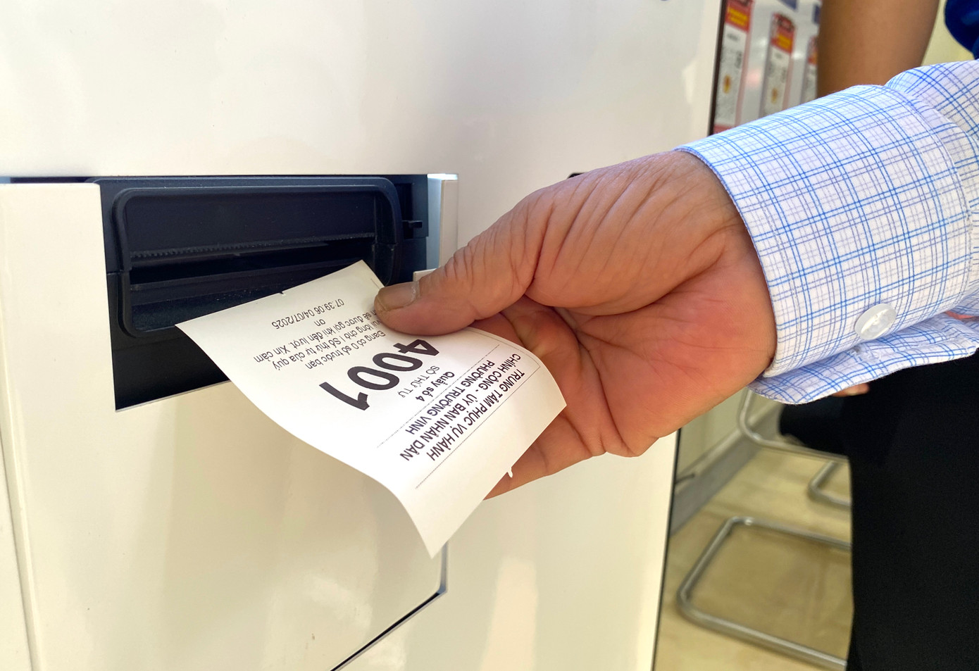 Anh Lê Đăng Sáng - Phó Bí thư Đoàn phường Trường Vinh, Đội trưởng đội hình thanh niên tình nguyện cho biết: &quot;Thời gian đầu, người dân đến còn bỡ ngỡ, chưa biết sử dụng nên các đoàn viên thanh niên đã túc trực để hỗ trợ người dân giải quyết các giấy tờ hành chính, tránh tình trạng phải chờ đợi lâu. Ai cũng vui vẻ vì thủ tục được giải quyết nhanh gọn&quot;.