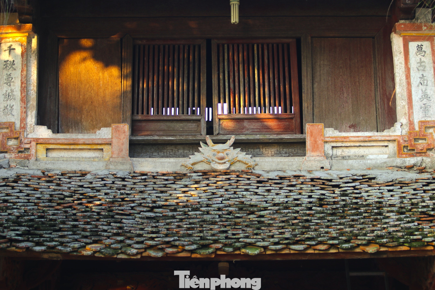 Những mái ngói phủ đầy rêu, những dòng chữ, những hình tượng được điêu khắc mang vẻ cổ kính.