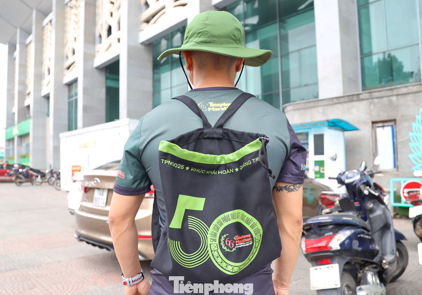 Điểm nhấn của bộ racekit năm nay là sự kết hợp giữa thể thao và tinh thần lịch sử hào hùng của dân tộc. Với chủ đề “Khúc khải hoàn”, bộ trang phục chính thức của Tiền Phong Marathon 2025 lấy màu xanh áo lính làm chủ đạo, gợi nhớ hình ảnh những người lính Cụ Hồ và bộ đội giải phóng năm xưa. Đây là cách Ban Tổ chức thể hiện sự tri ân và tôn vinh 50 năm ngày thống nhất đất nước (1975 - 2025).