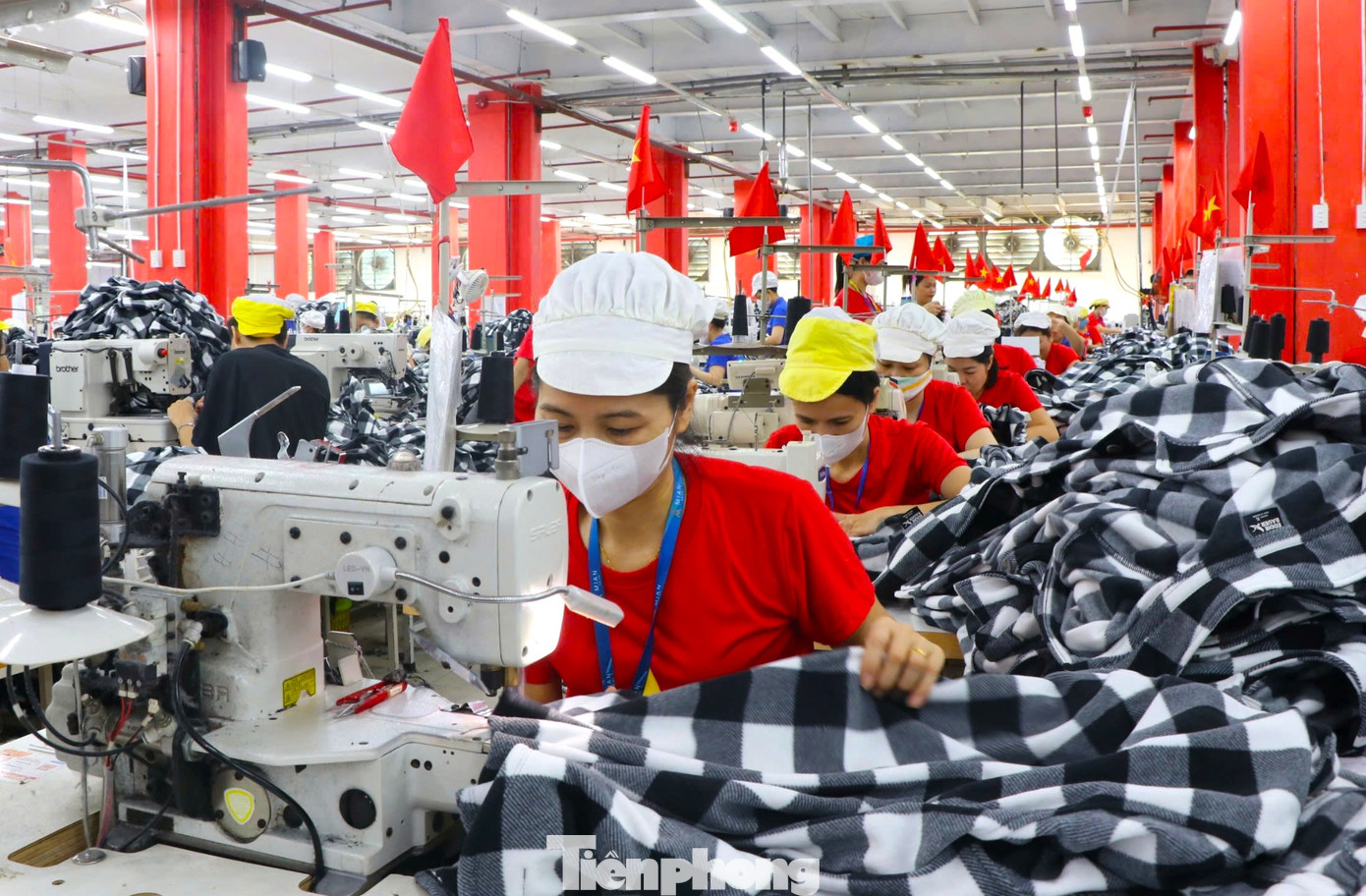 "Khi phát động phong trào, chúng tôi đều hưởng ứng mặc áo cờ đỏ sao vàng để chào mừng ngày lễ Quốc khánh, tự hào khi khoác lên mình chiếc áo cờ đỏ sao vàng”, chị Thái Thị Thoa chia sẻ.