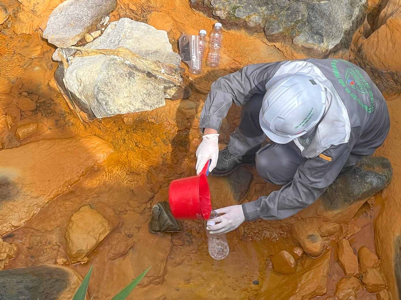 Cơ quan chức năng lấy mẫu nước xét nghiệm và phân tích. Kết quả nhiều thông số vượt quy chuẩn.