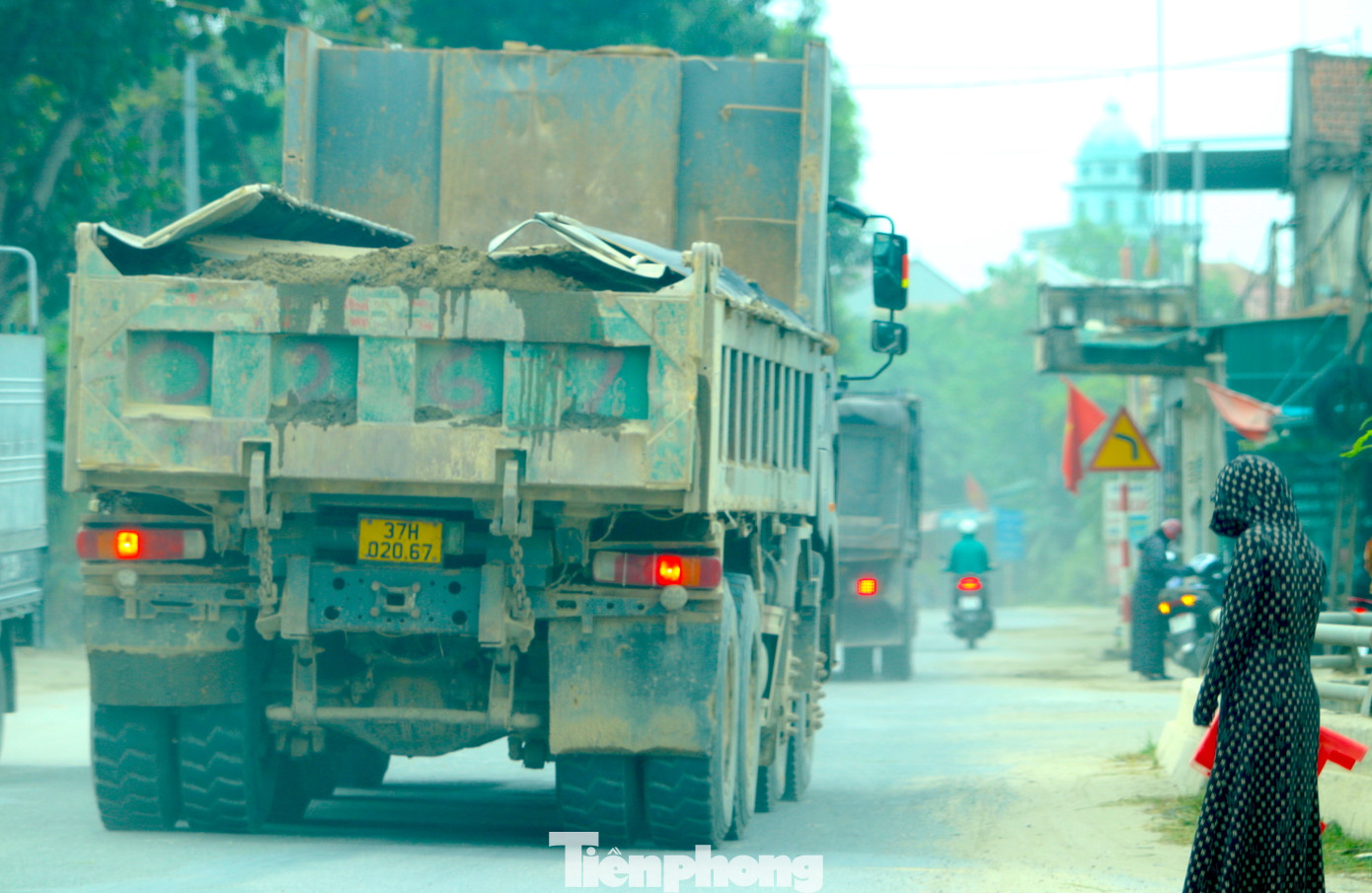 Những chiếc xe chở vật liệu xây dựng che chắn không kỹ càng làm ô nhiễm môi trường trên tuyến Tỉnh lộ 542C.